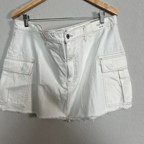Abercrombie & Fitch Women's Cream Mini Cargo Skirt Size 34 NEW - Picture 1 of 8